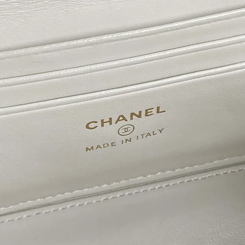 Chanel AP4285 Clutch Pearl with Chain Vanity Box bag White