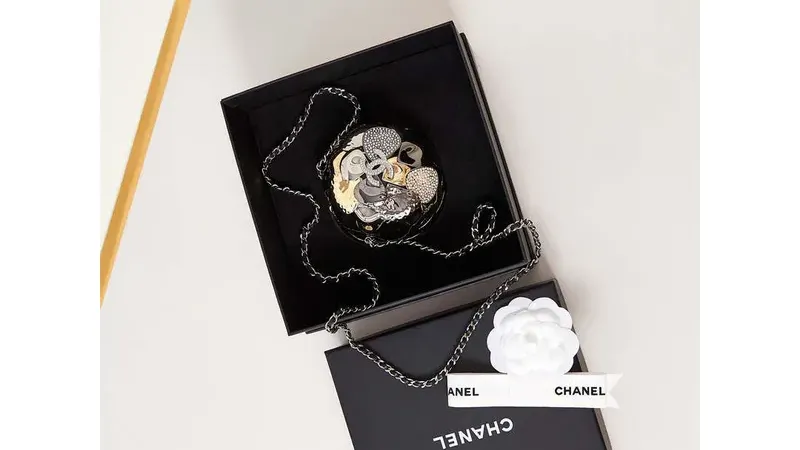 Sparkle Under the Mistletoe: Chanel AP4588 24P Silver Collector Evening Bag