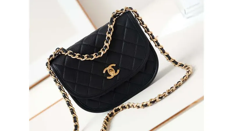 CHANEL Messenger Bag AS4845 — Black Shiny Calfskin with Gold-Tone Metal