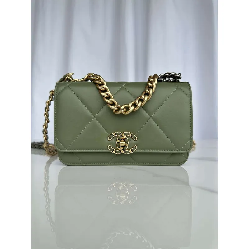 Chanel AP3267 19 Wallet on Chain Woc Shiny Lambskin Green