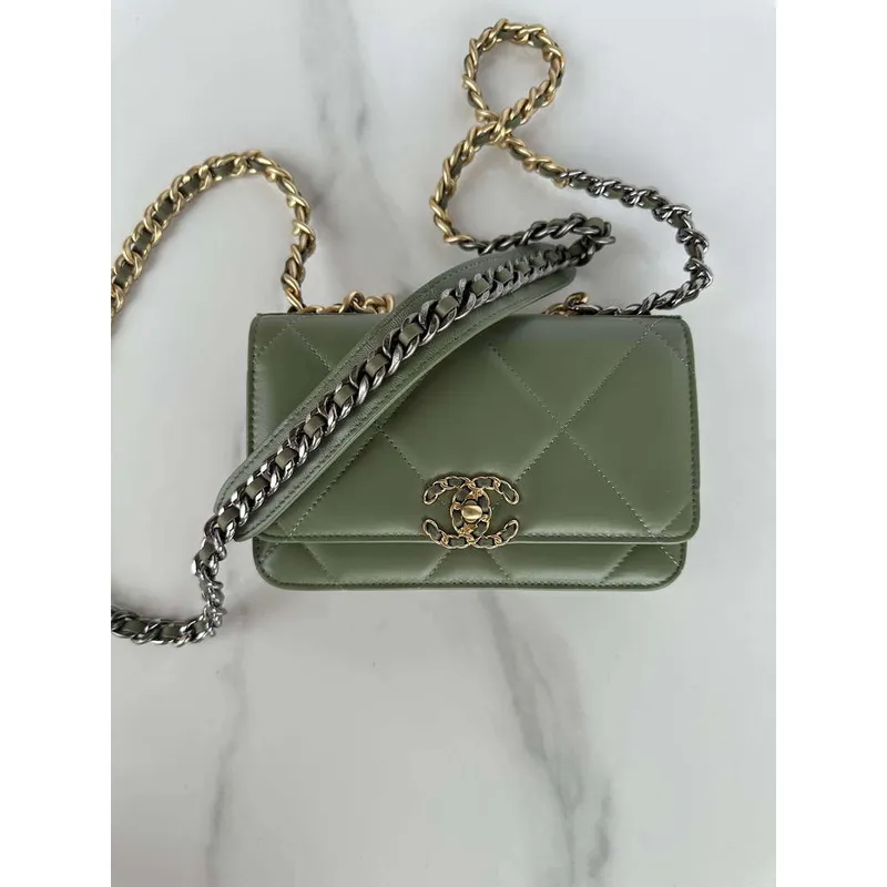 Chanel AP3267 19 Wallet on Chain Woc Shiny Lambskin Green