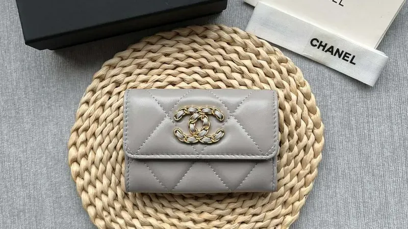 Holiday Glam: Chanel 19 Flap Card Holder in Shiny Lambskin — The Perfect Christmas Gift