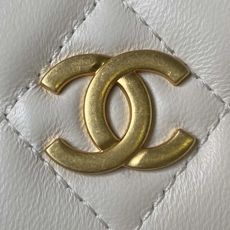 Chanel AP3484 CLUTCH WITH CHAIN Shiny Lambskin & Gold Tone Metal White