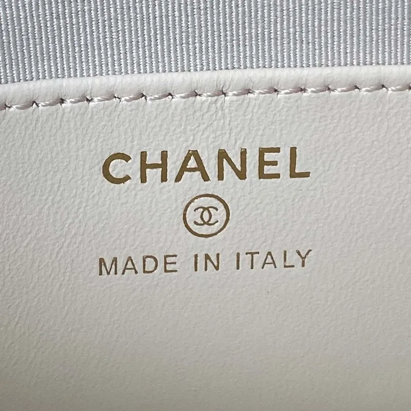 Chanel AP3484 CLUTCH WITH CHAIN Shiny Lambskin & Gold Tone Metal White