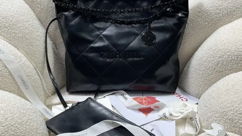 [Christmas Special] Chanel 22 Small Handbag — Shiny Calfskin Black