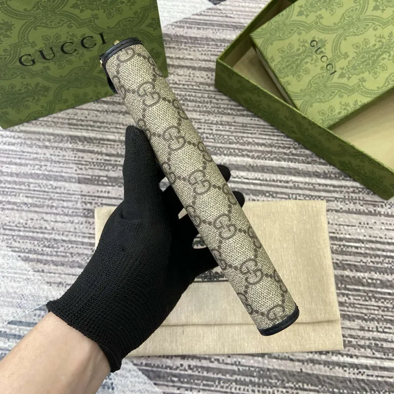 Gucci 821803 GG Emblem Beige and Black mini wallet
