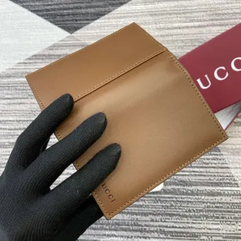 Gucci 818953 GG Emblem bi fold embossed card case Brown