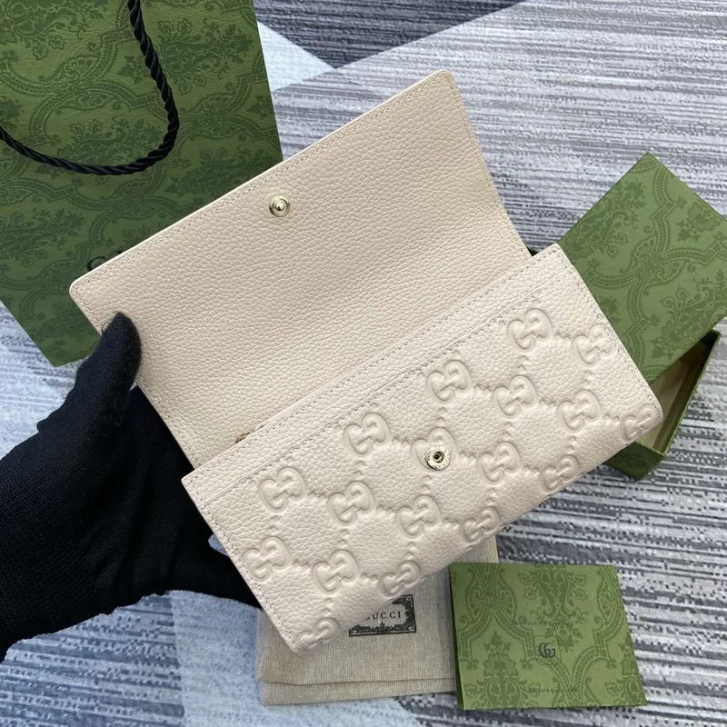 Gucci 815922 GG Emblem continental wallet Beige