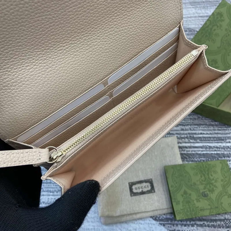 Gucci 815922 GG Emblem continental wallet Beige