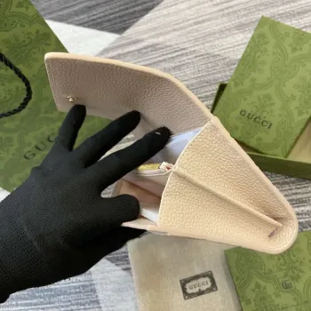 Gucci 815922 GG Emblem continental wallet Beige