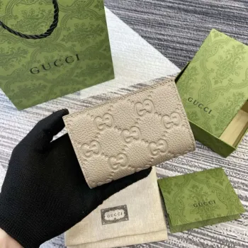 Gucci 815874 GG Emblem Medium wallet Taupe