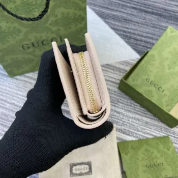 Gucci 815874 GG Emblem Medium wallet Beige