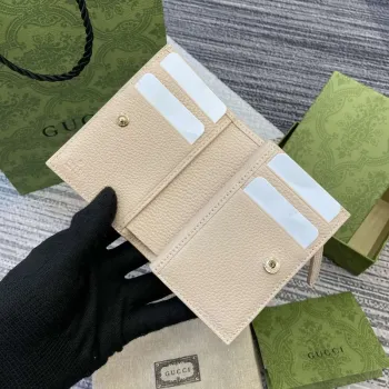 Gucci 815874 GG Emblem Medium wallet Beige