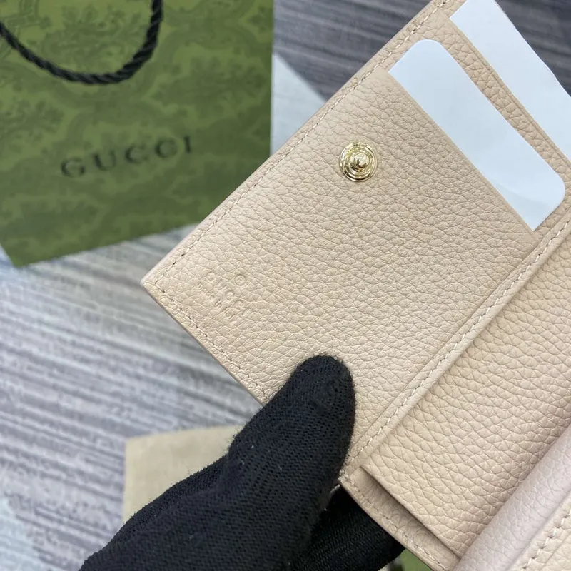 Gucci 815874 GG Emblem Medium wallet Beige