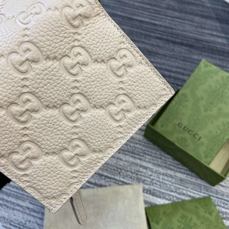 Gucci 815874 GG Emblem Medium wallet Beige
