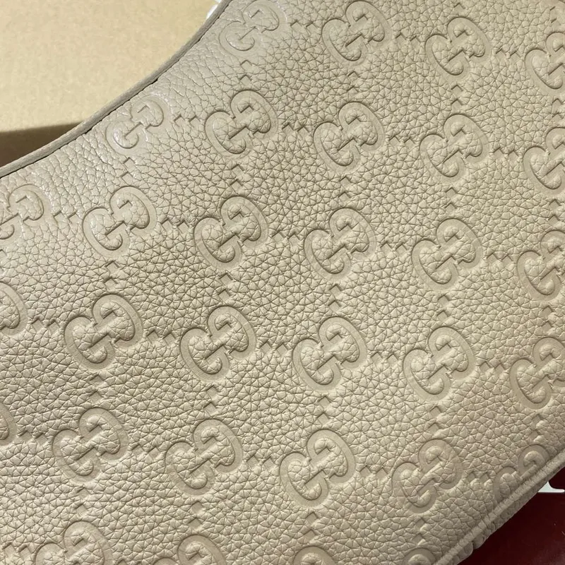 Gucci 820453 GG Emblem Medium Shoulder bag Apricot