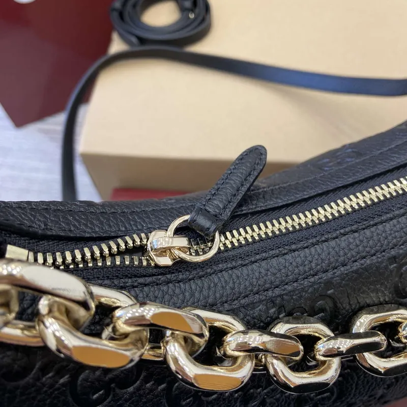 Gucci 820453 GG Emblem Medium Shoulder bag Black