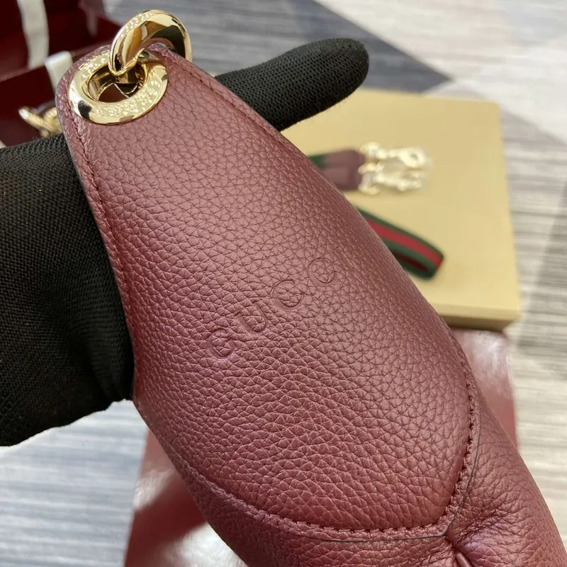 Gucci 815924 Gucci B Medium Shoulder Bag Wine red