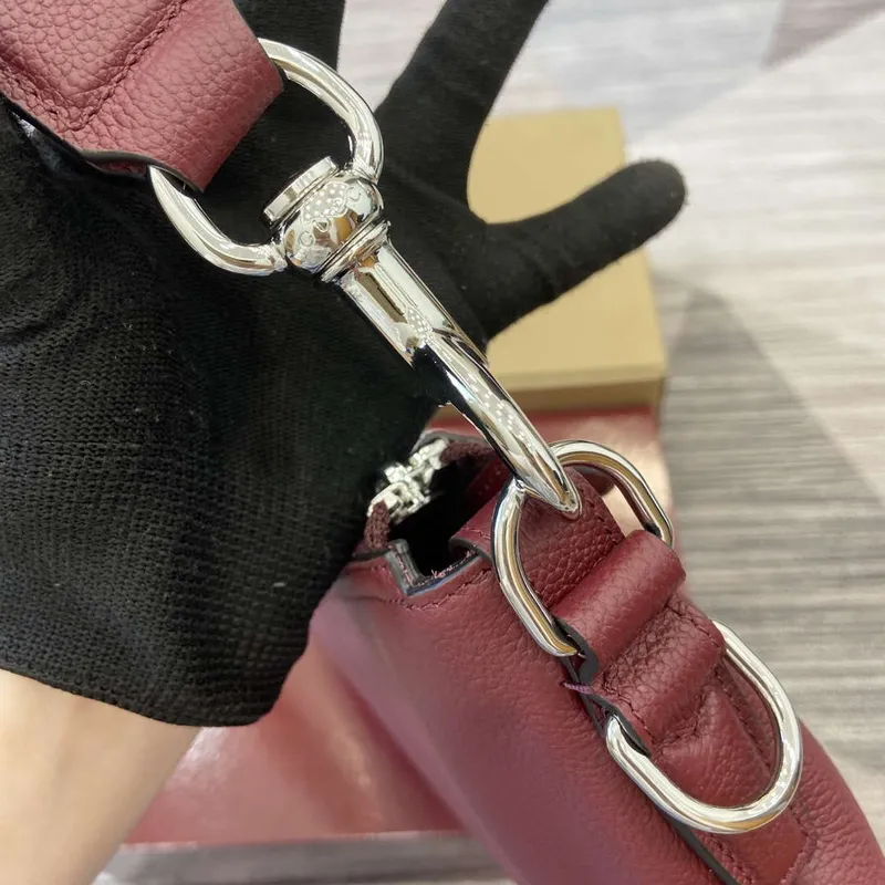 Gucci 801887 Gucci B Small Crossbody Bag Wine red