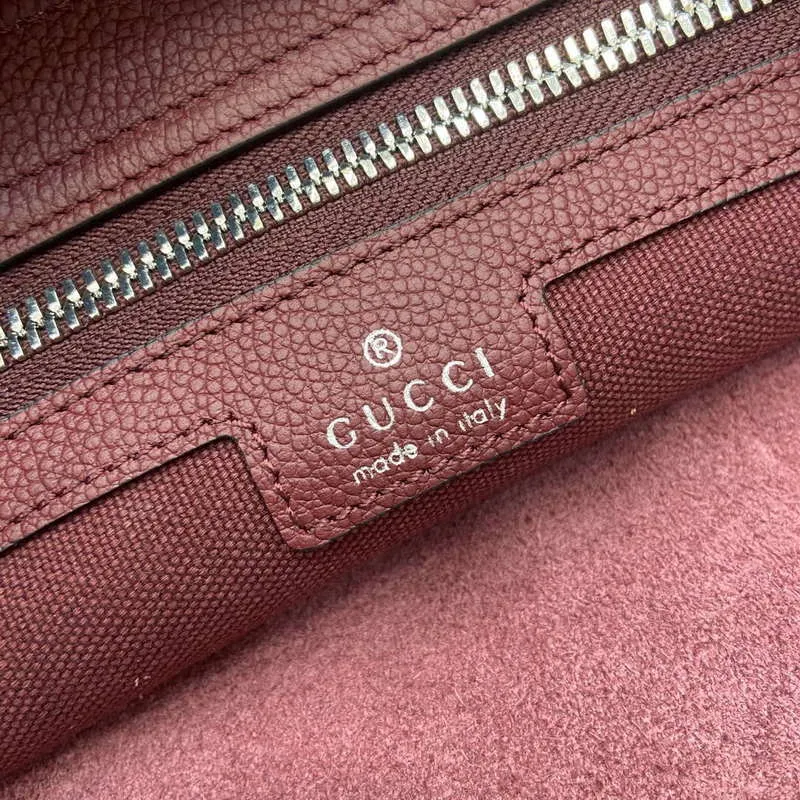 Gucci 801887 Gucci B Small Crossbody Bag Wine red