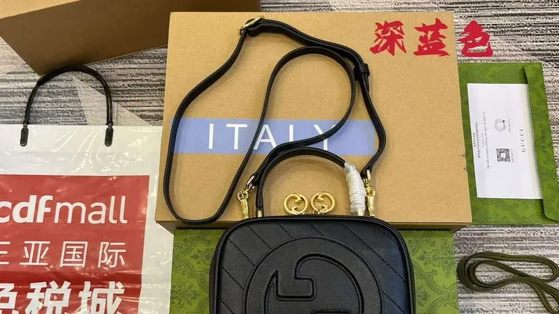 Holiday Spotlight: Gucci Blondie Top Handle Bag (Navy) — Perfect Gift