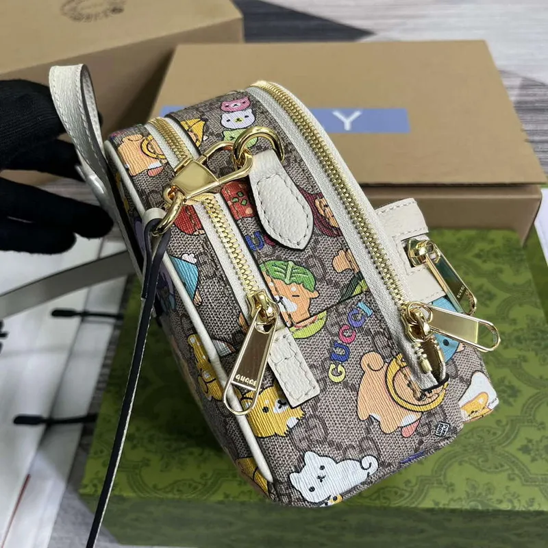 Gucci 725654 Gucci animal print multi function bag