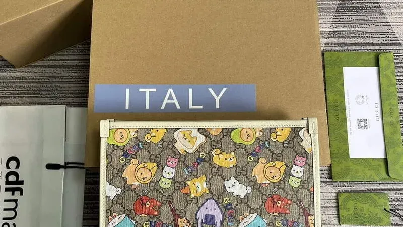 Gucci 736753 Animal Print Toiletry Case — Pikarar Artwork & GG Supreme Travel Pouch