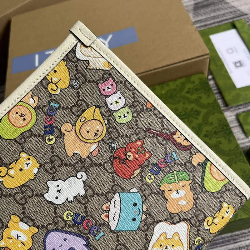 Gucci 736753 Gucci animal print toiletry case