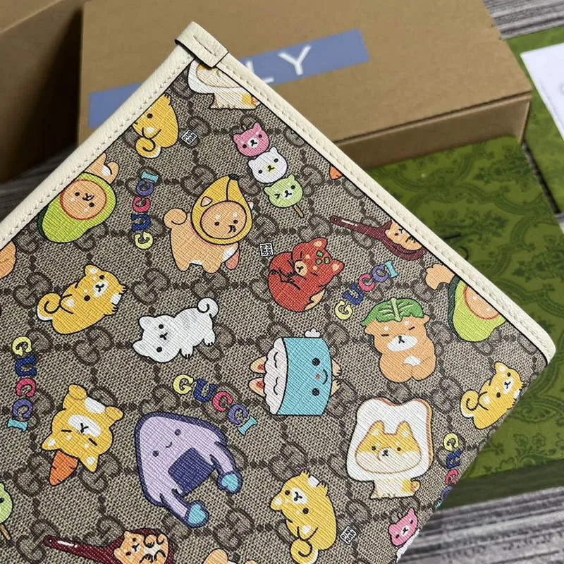 Gucci 736753 Gucci animal print toiletry case