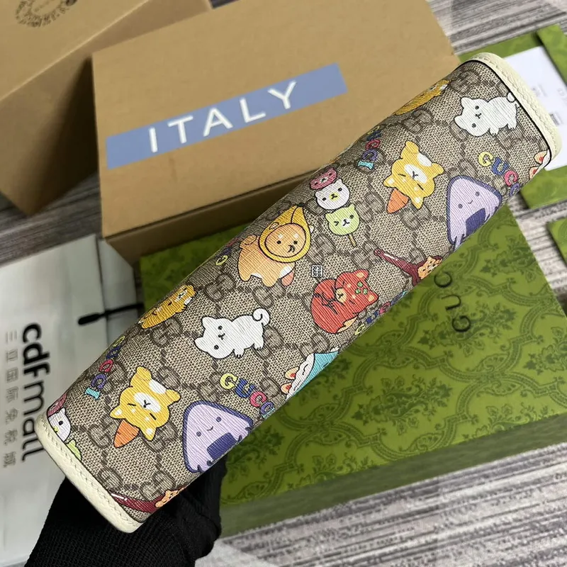 Gucci 736753 Gucci animal print toiletry case