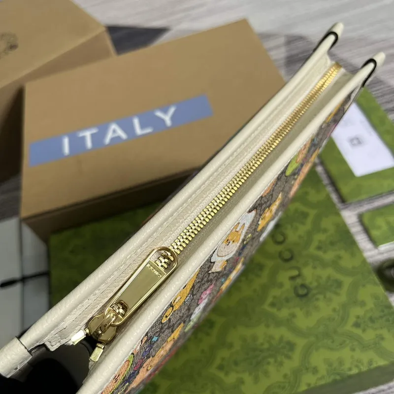 Gucci 736753 Gucci animal print toiletry case