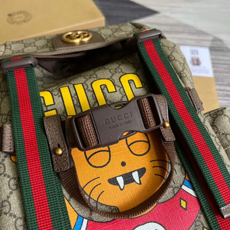 Gucci 690999 Gucci cat print skateboard backpack