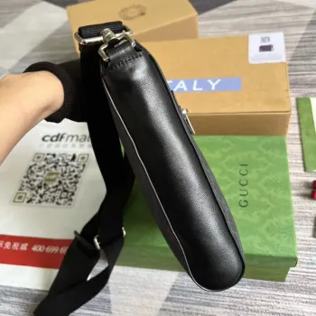 Gucci 681021 GG Supreme messenger bag Black