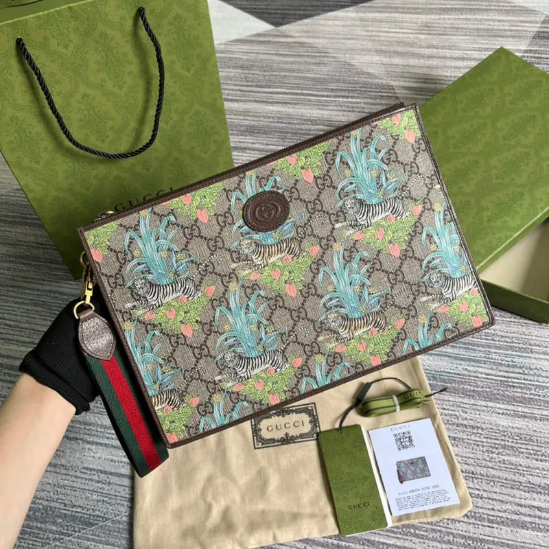 Gucci  688378 Gucci Tiger pouch Bag Brown