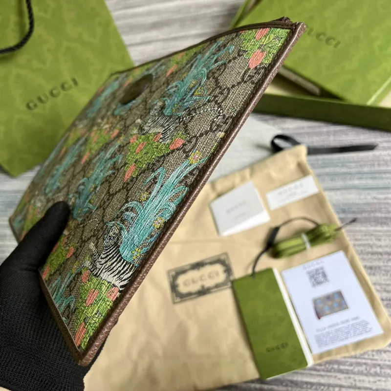 Gucci  688378 Gucci Tiger pouch Bag Brown