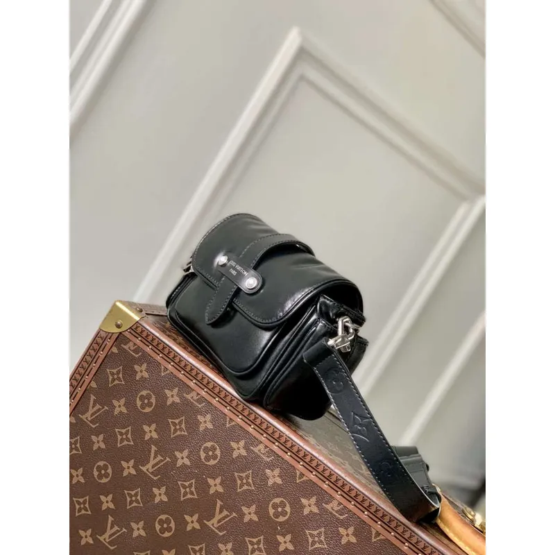 LV M13989 Louis Vuitton Cargo Wearable Wallet Black