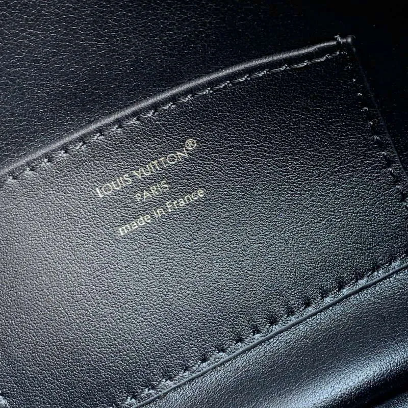 LV M12924 Louis Vuitton Capucines MM Souple Bag Black