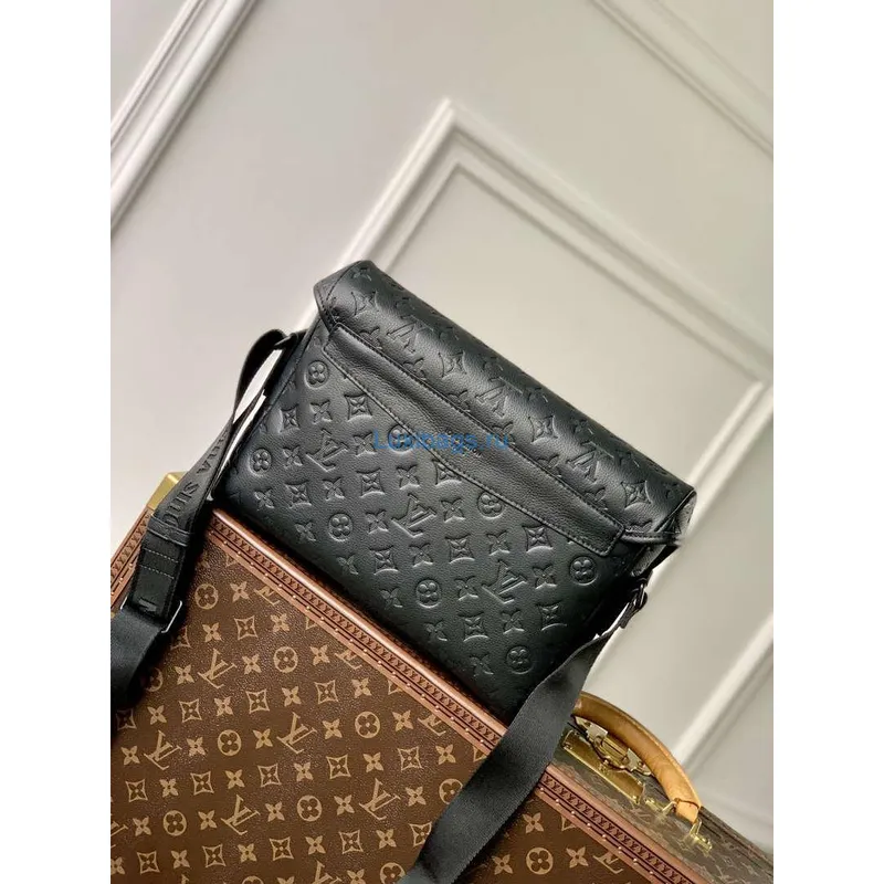 Louis Vuitton LV M25121 Messenger Voyager PM Black
