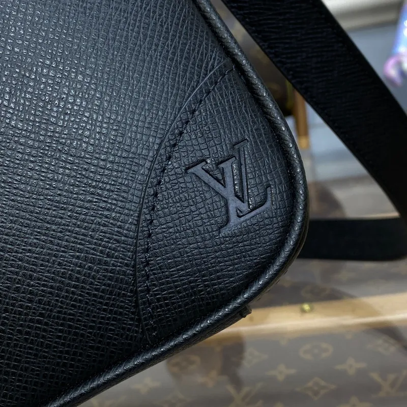 LV M30925 Louis Vuitton Porte Documents Voyage PM Black