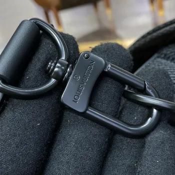 LV M23736 Louis Vuitton Pilot Slingbag Black