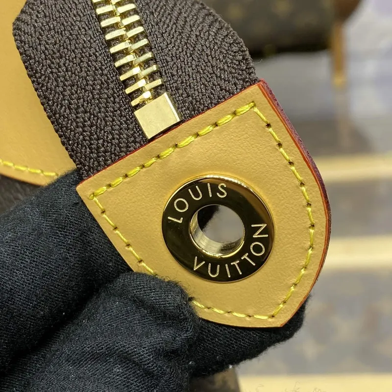 LV M83568 Louis Vuitton Pochette Voyage Souple Chocolate