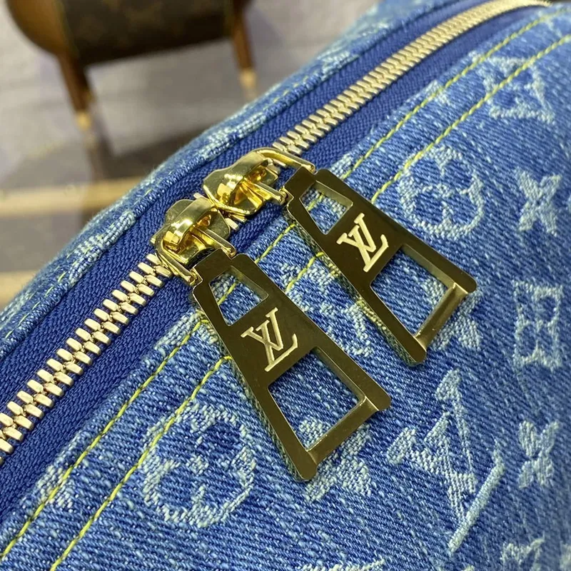 LV M24317 Louis Vuitton Pochette Cosmétique GM Blue
