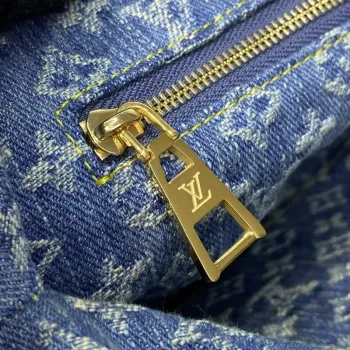 LV M24317 Louis Vuitton Pochette Cosmétique GM Blue