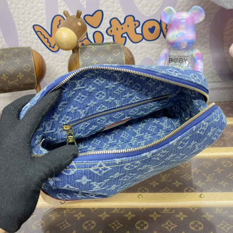 LV M24317 Louis Vuitton Pochette Cosmétique GM Blue