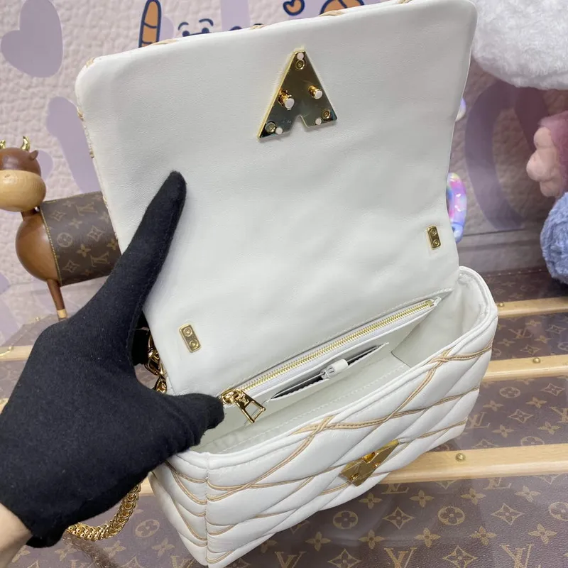 LV M24186 Louis Vuitton GO 14 MM Bag Off white