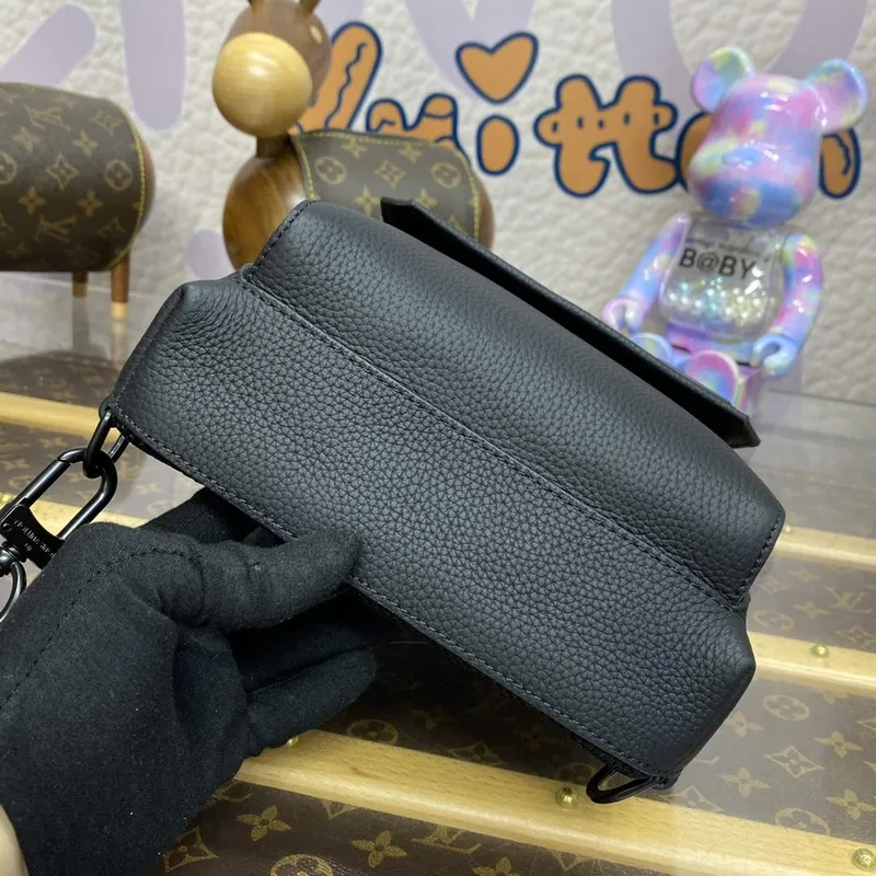 LV M23736 Louis Vuitton Pilot Slingbag Black