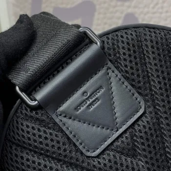 LV M23736 Louis Vuitton Pilot Slingbag Black