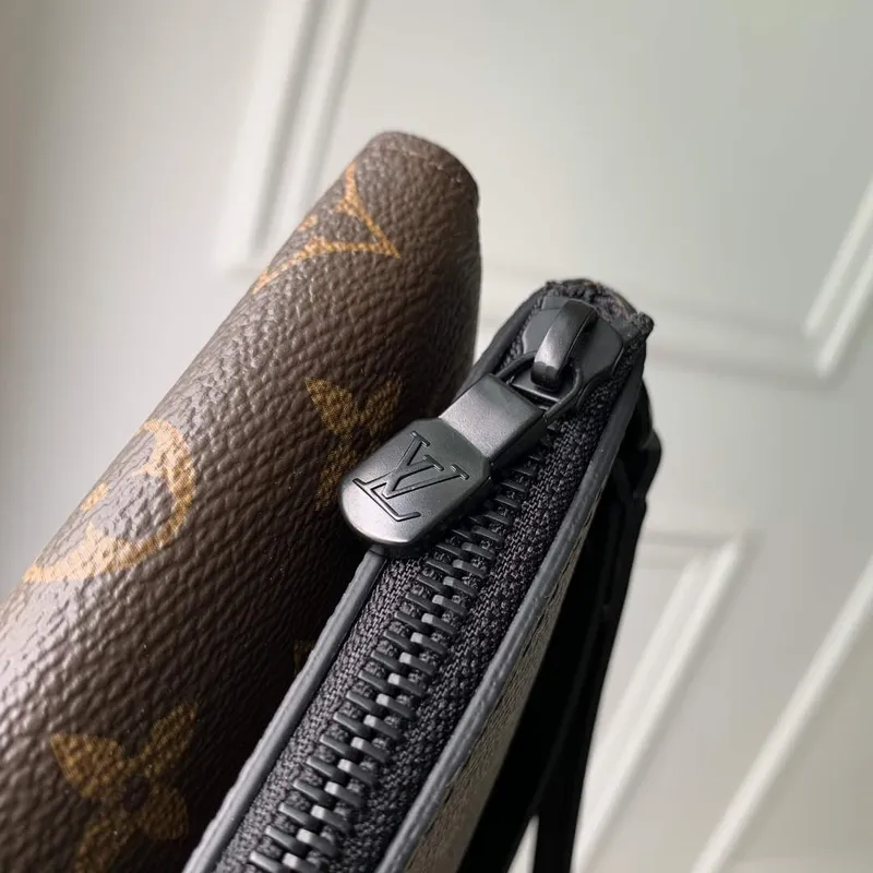 LV M82598 Louis Vuitton Pochette S Lock Brown