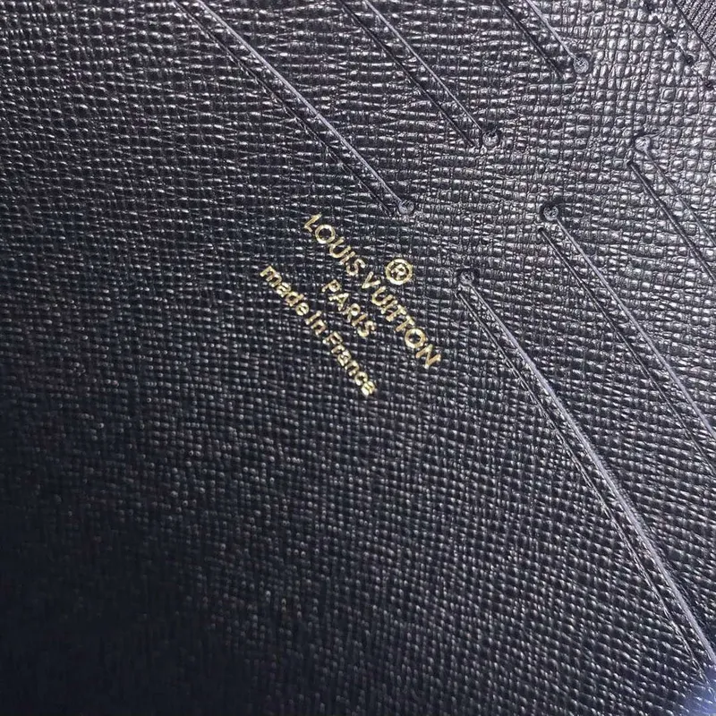 LV M82589 Louis Vuitton Pochette Voyage Brown