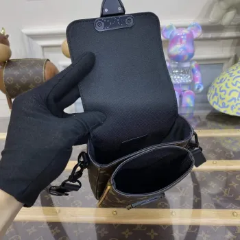 LV M82535 Louis Vuitton S Lock Vertical Wearable Wallet Radiant Sun